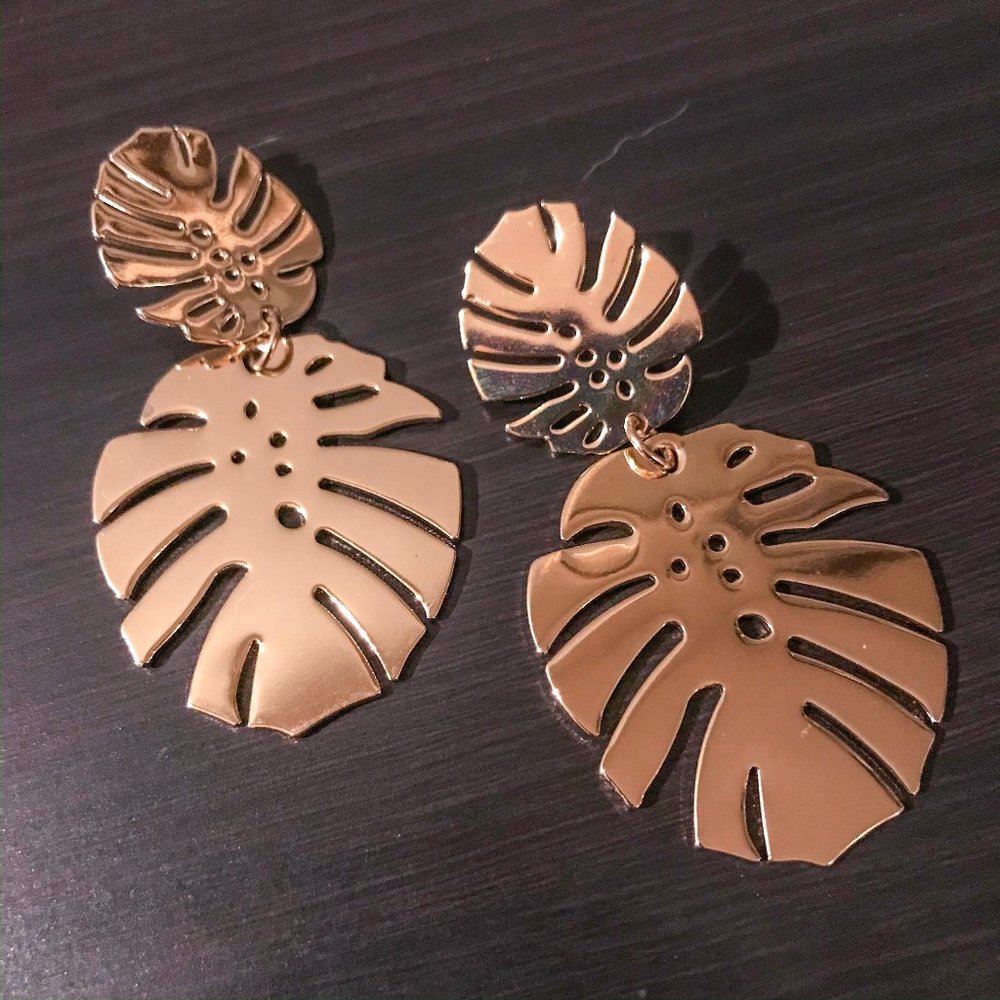 Forever 21 Gold Monstera Dangle Drop Earrings